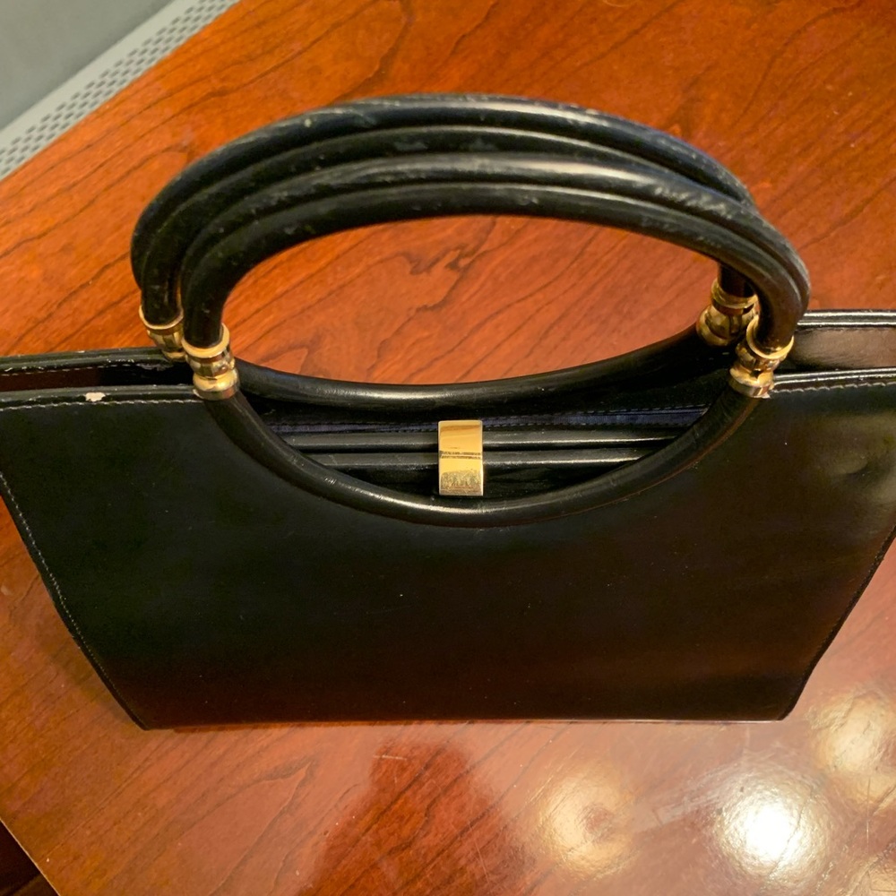 This leather handbag was designed by Joseph and is in great condition.